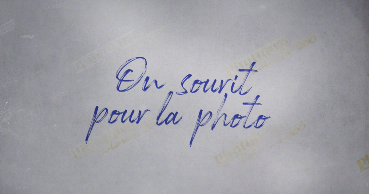 On sourit pour la photo Title sequence Brett & Cie